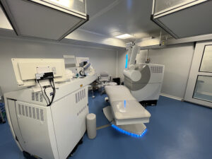 Salle d'opération avec lasers